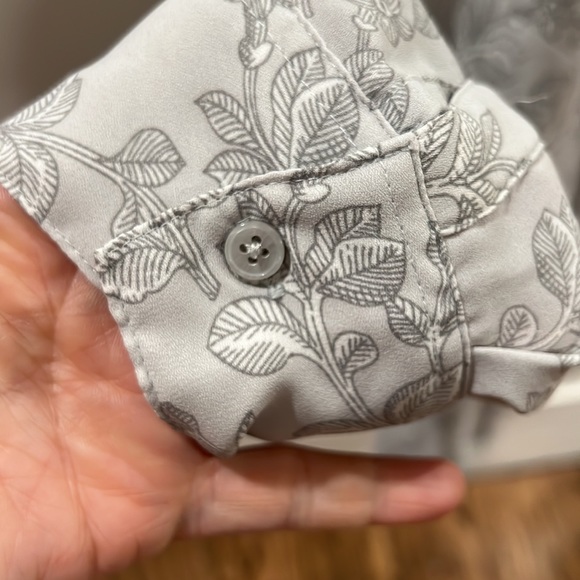 Banana Republic Boyfriend Fit Button Down Gray Floral Print Shirt - Size Small - Picture 5 of 8